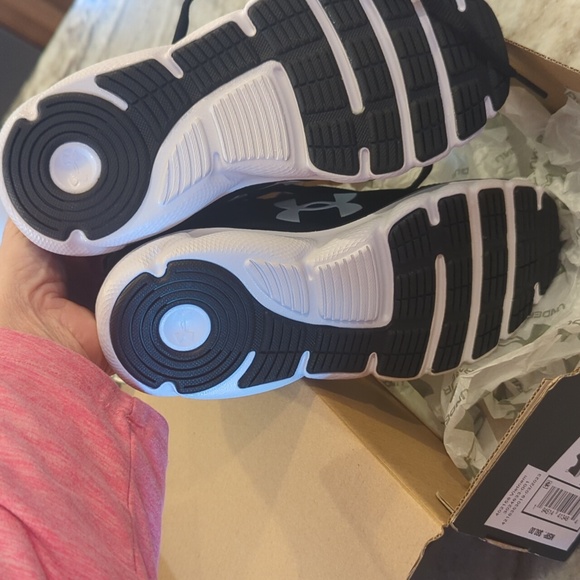 Boys Under Armour - Picture 7 of 9